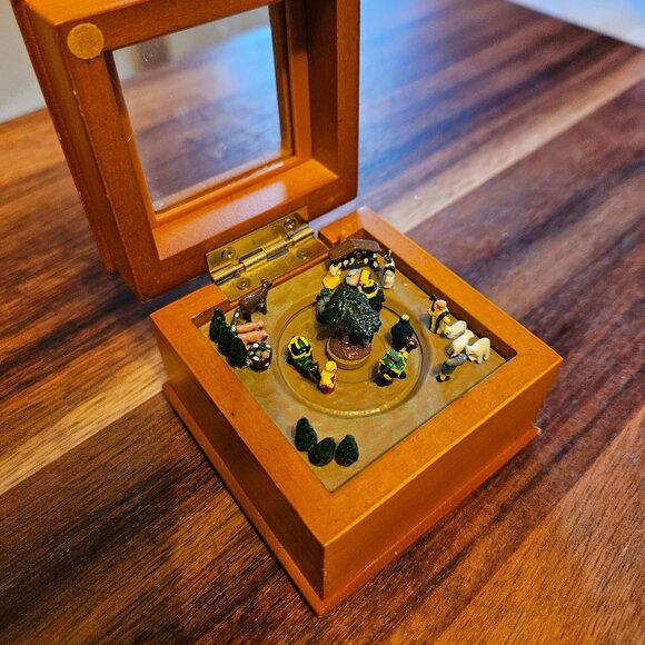 Mr. Christmas animated miniature nativity music box scene - Picture 1 of 5